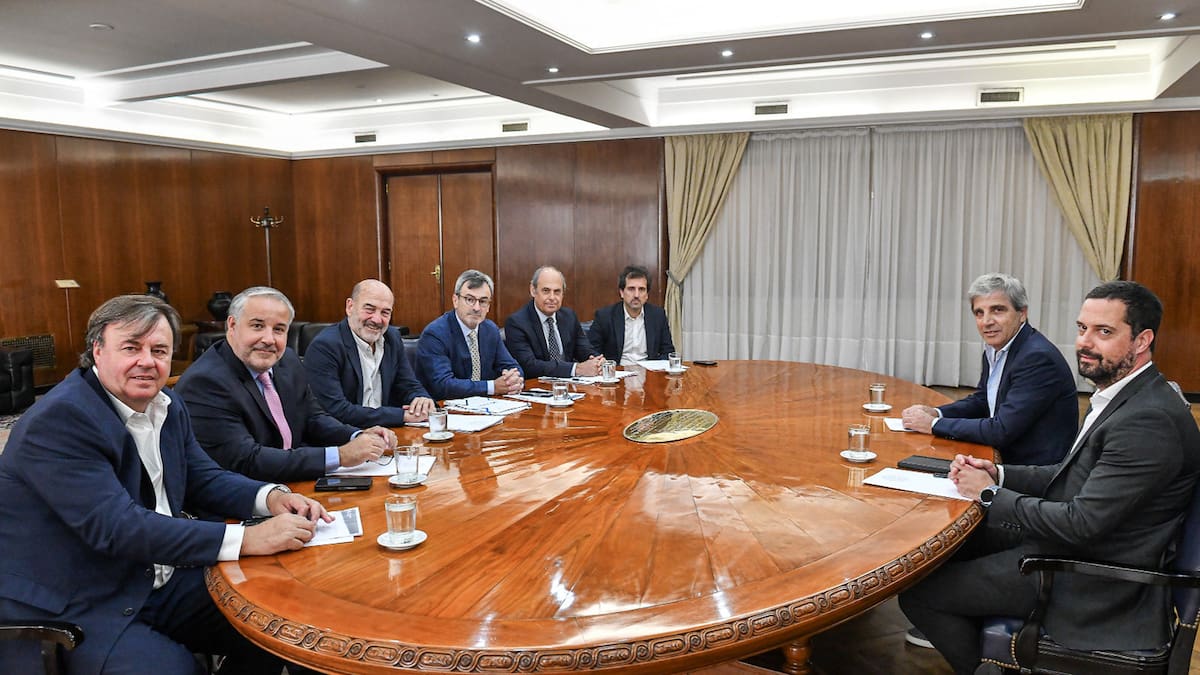 el-ministro-de-economia-luis-caputo-y-el-DRDWENZ2TVAS7AD2Y5B54ZJN2I