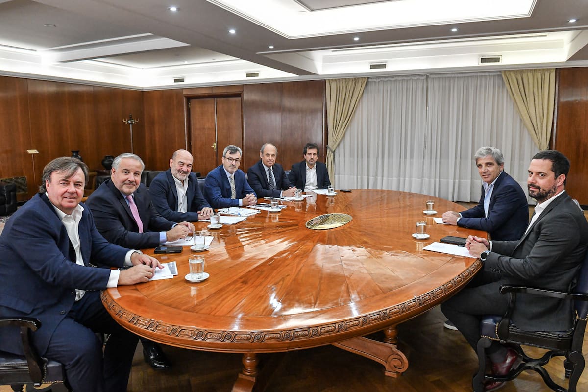 El ministro de Economía, Luis Caputo, y el secretario de Producción, Pablo Lavigne, junto a la cúpula de la UIA