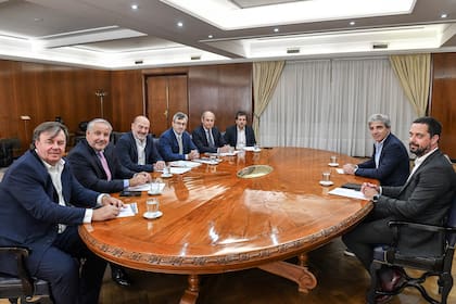 El ministro de Economía, Luis Caputo, y el secretario de Producción, Pablo Lavigne, junto a la cúpula de la UIA