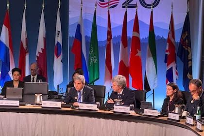 El ministro de Economía, Luis Caputo, y el presidente del BCRA, Santiago Bausili, en la cumbre del G-20 en Asheville.