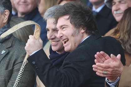 El ministro de Economía, Luis Caputo, y el presidente Javier Milei