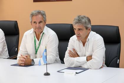 El ministro de Economía, Luis Caputo, y el secretario de Finanzas, Pablo Quirno, (el equipo del déficit cero) hace unos días durante la reunión con Ilan Goldfajn
