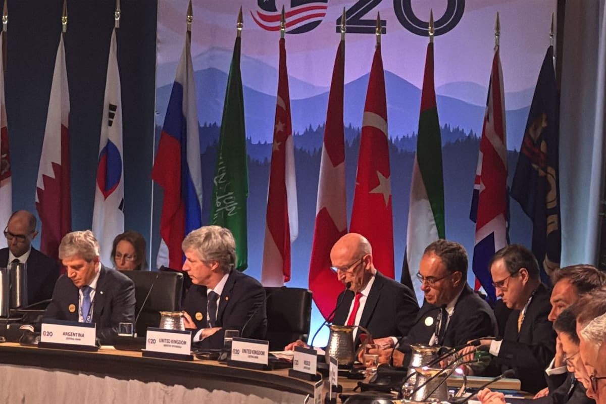 El ministro de Economía, Luis Caputo, y el presidente del Banco Central, Santiago Bausili, en las reuniones del G20.