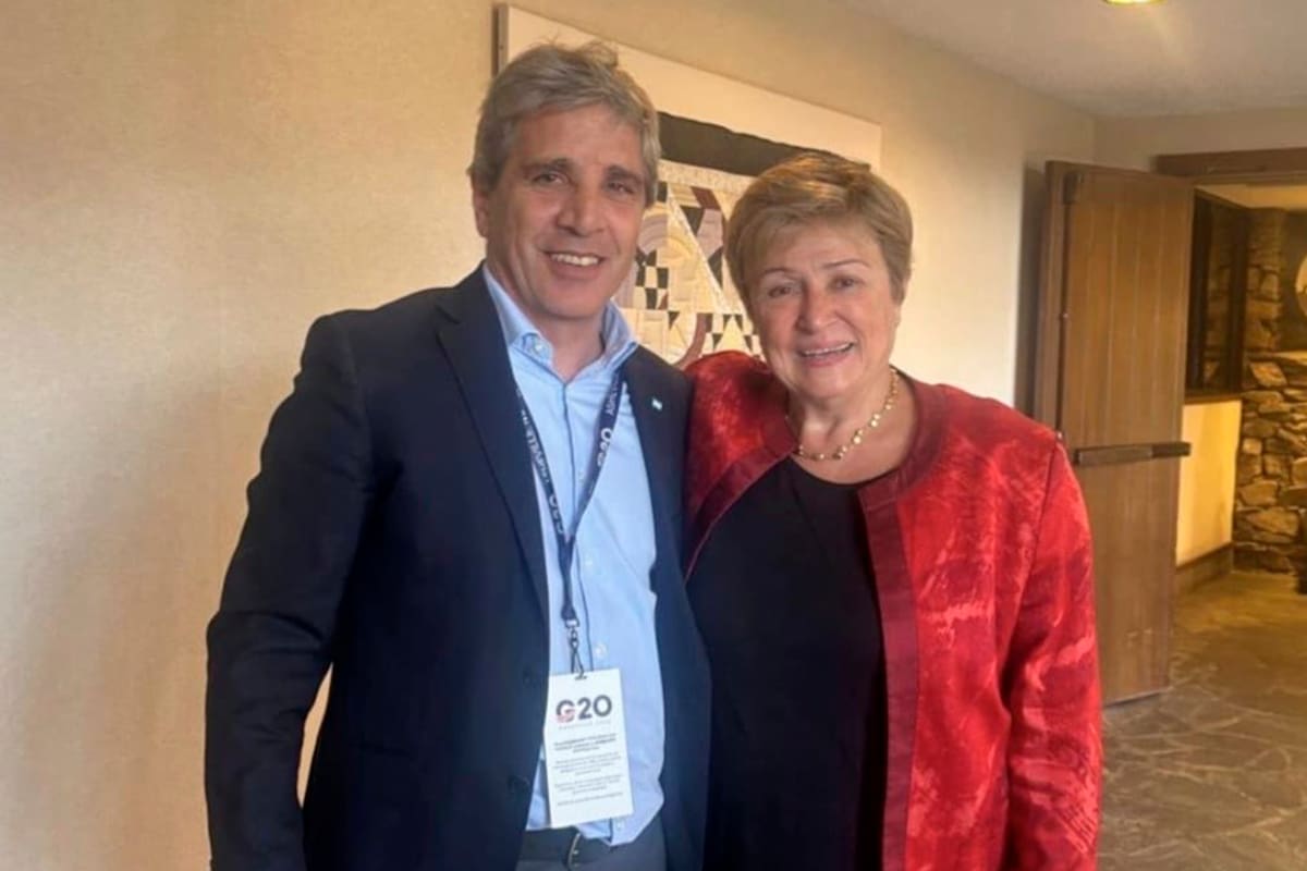 El ministro de Economía, Luis Caputo, y la directora gerente el Fondo Monetario Internacional (FMI), Kristalina Georgieva, en un encuentro informal el 31 de agosto en Asheville, Carolina del Norte, durante una cumbre de ministros de finanzas y gobernadores de bancos centrales del G-20.