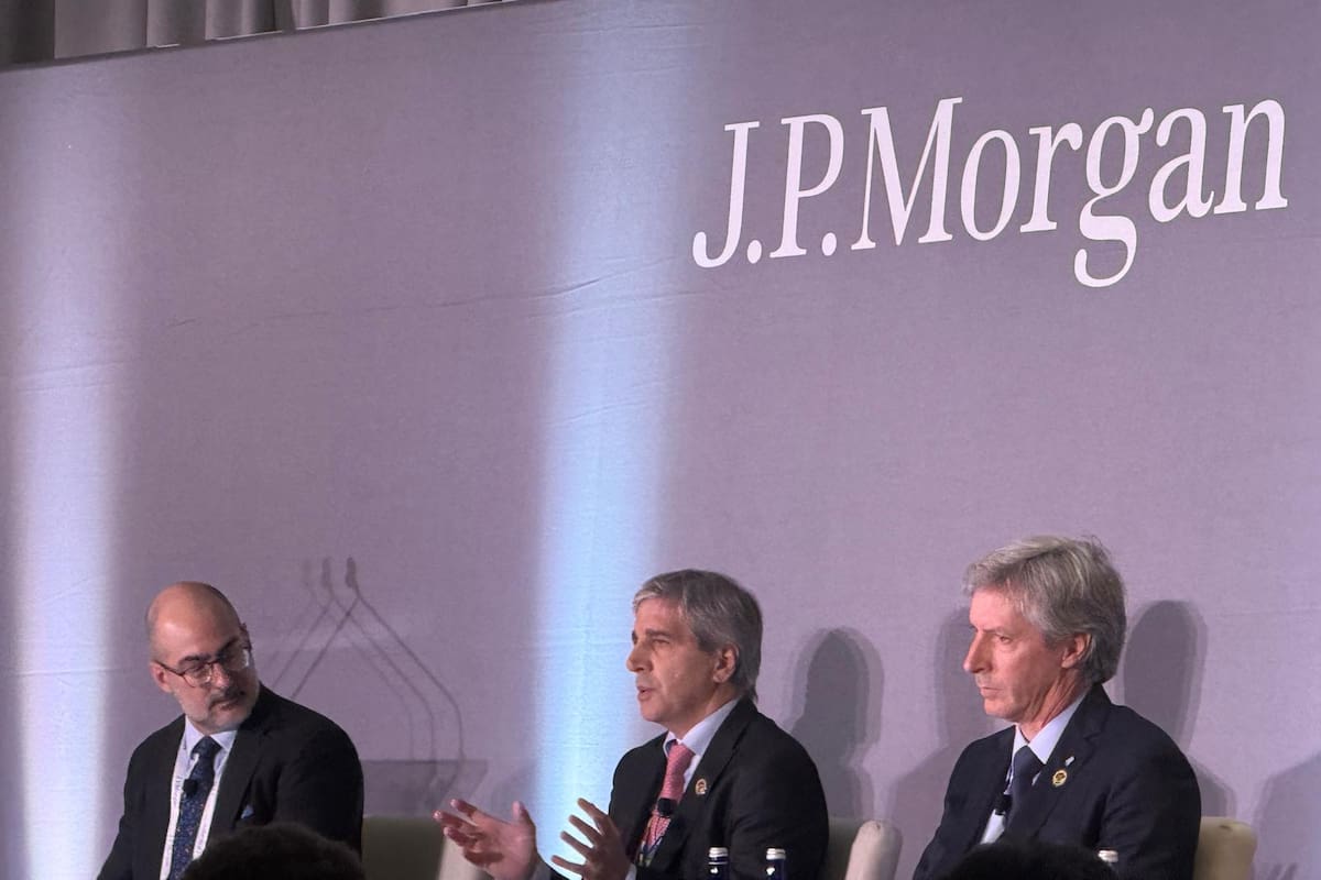 El ministro de Economía, Luis Caputo, y Santiago Bausili, titular del BCRA, en JP Morgan