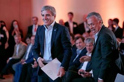El ministro de Economía, Luis "Toto" Caputo, participó del Foro de Inversiones y Negocios 2025 en Mendoza, junto al gobernador Alfredo Cornejo