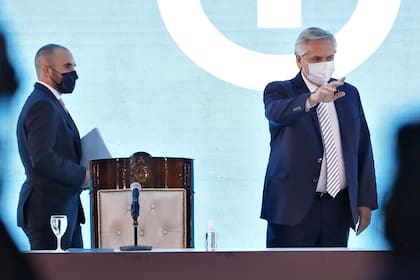 El ministro de economía, Martín Guzmán, brinda detalles de la negociación con el FMI junto al presidente Alberto Fernández y gobernadores