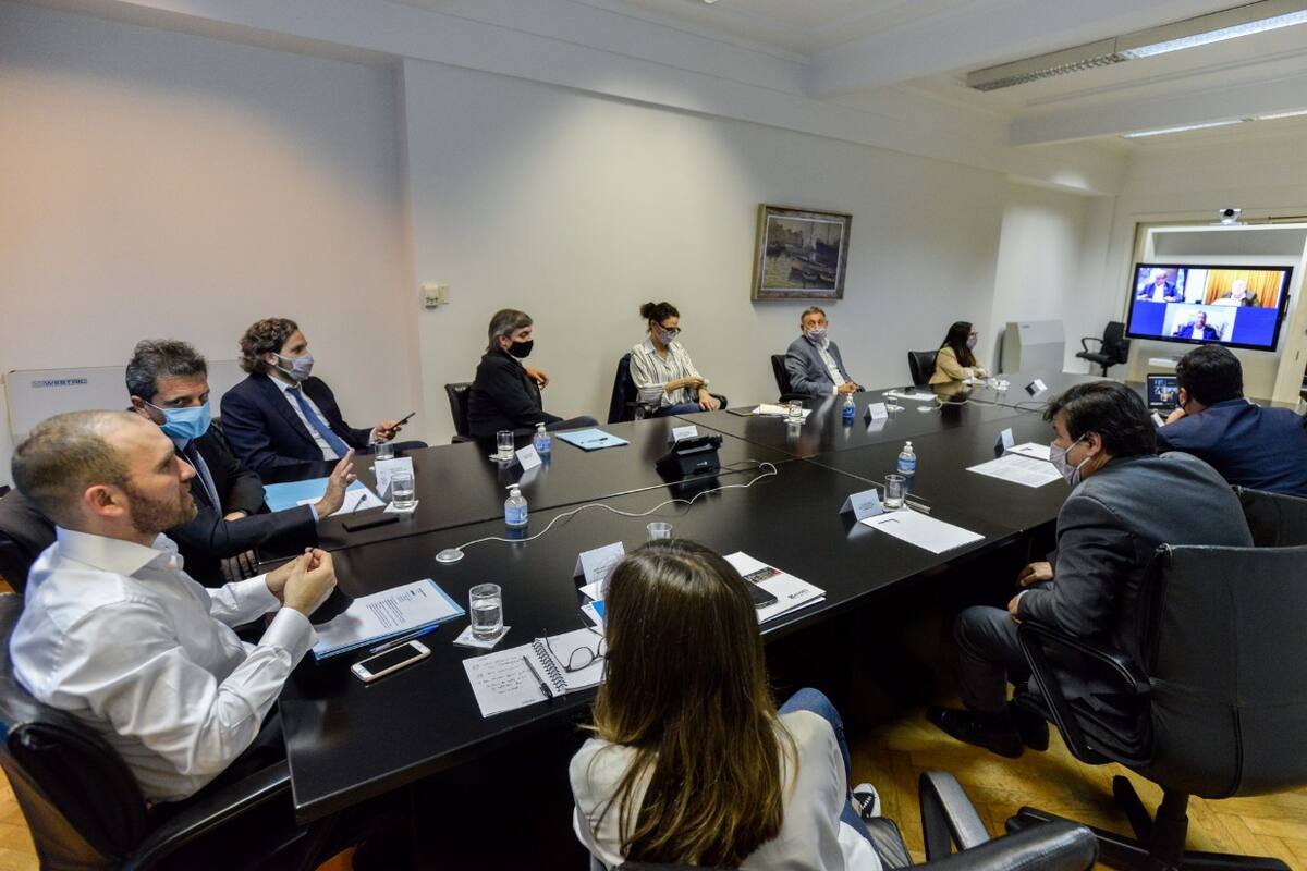 El ministro de Economía, Martín Guzmán, encabezó la reunión con funcionarios y legisladores
