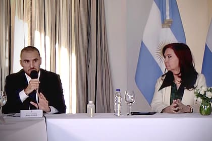 El ministro de Economía, Martín Guzmán, visitó anoche a Cristina Kirchner en su departamento de Recoleta; hoy no habrá encuentro con la oposición