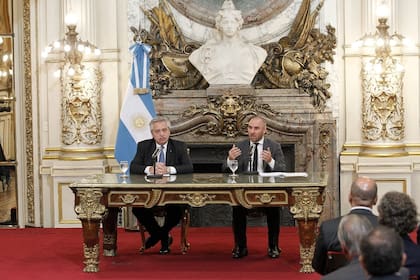 El ministro de Economía, Martín Guzmán y el presidente Alberto Fernández al hacer los anuncios de esta semana