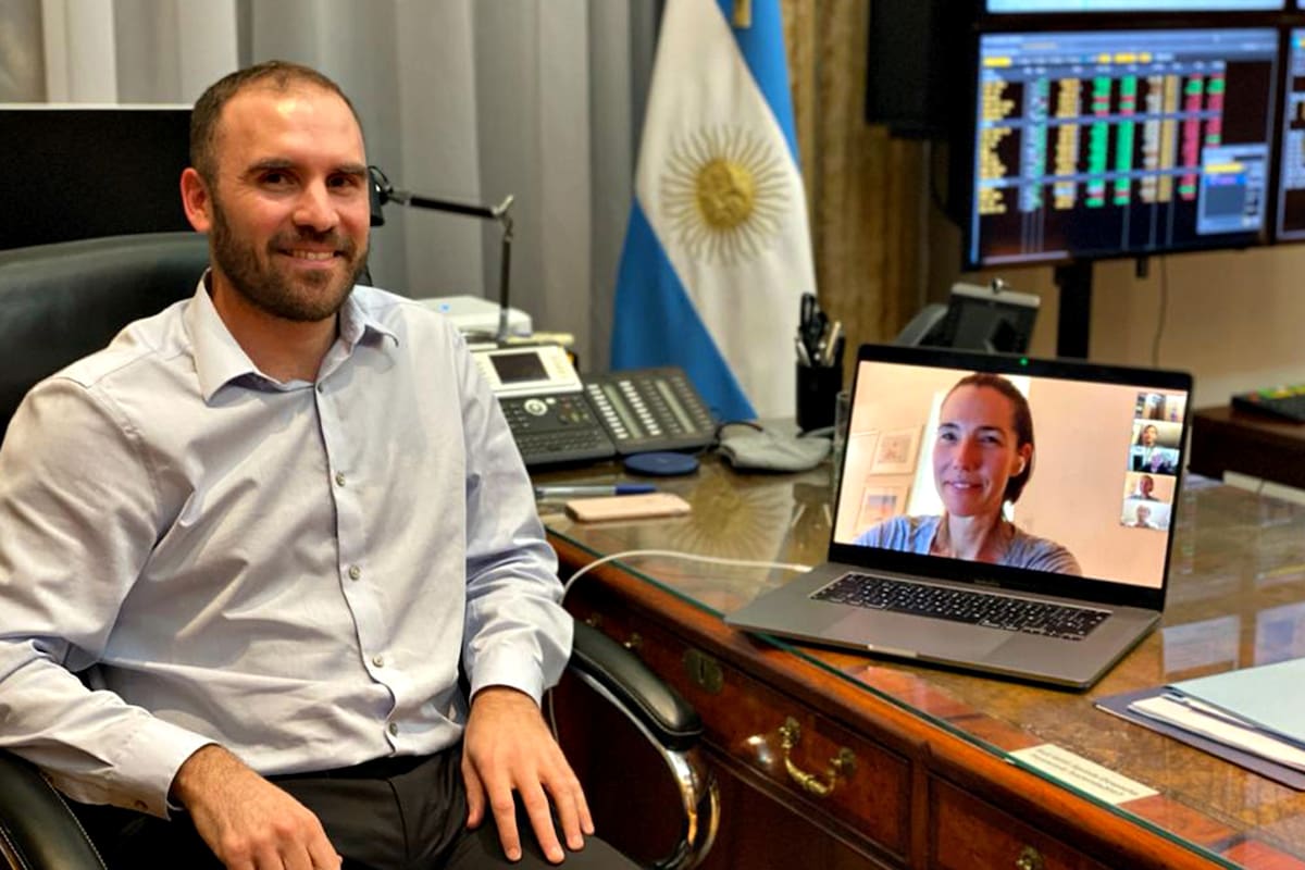 El ministro de Economía, Martín Guzmán, y Jennifer O’Neill, de BlackRock, en el zoom definitivo