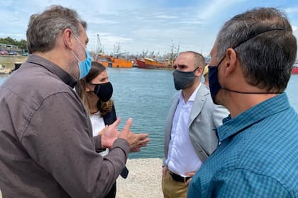 El ministro de Economía, Martín Guzmán, y la titular de la Anses, Fernanda Raverta, anunciaron la ampliación del puerto de Mar del Plata