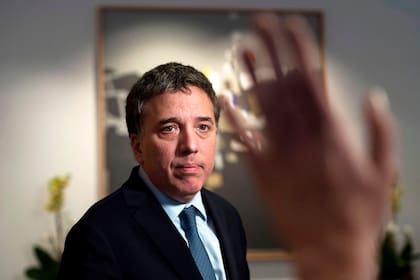 El ministro de Economía Nicolás Dujovne habla con la prensa a la salida de la reunión con funcionarios de FMI en Washington el 5/9/18