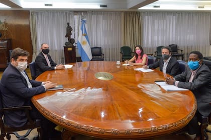 El ministro de Economía recibió ayer en el Palacio de Hacienda a la delegación del FMI