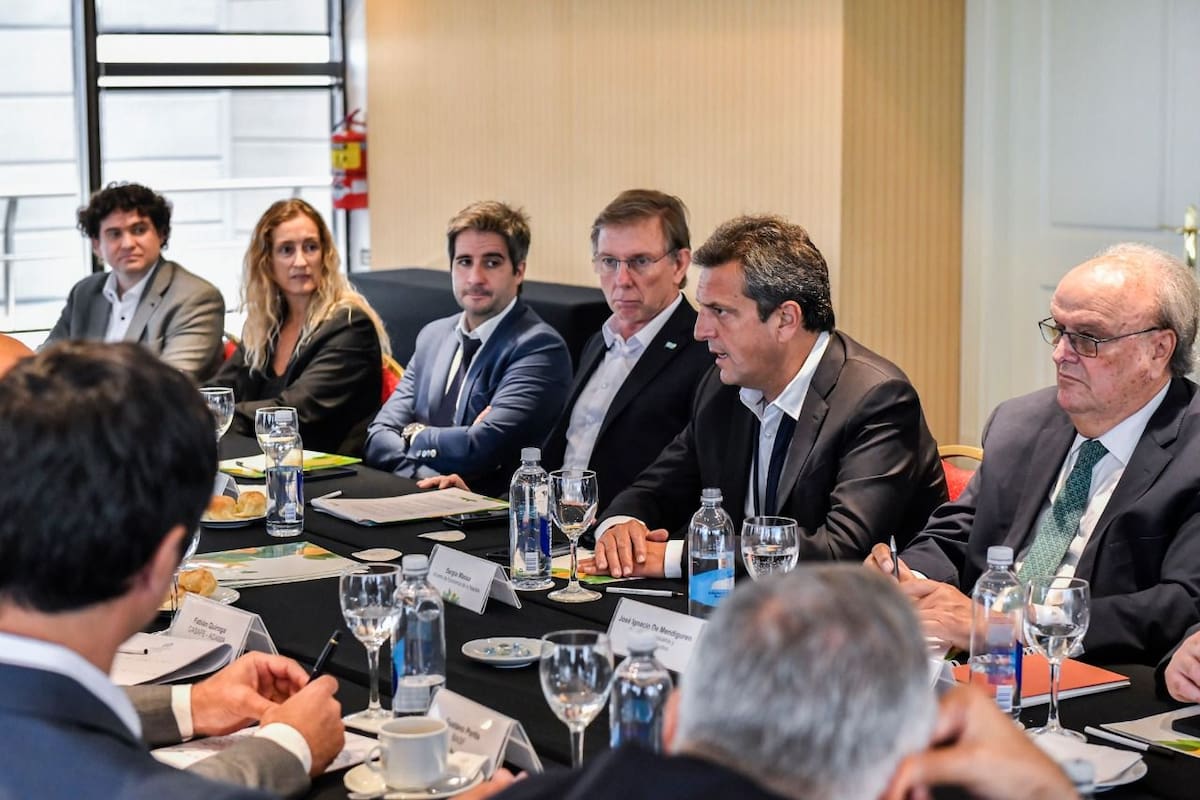 El ministro de Economía, Sergio Massa; a su derecha, el secretario de Agricultura, Juan José Bahillo, y a su izquierda, José Ignacio De Mendiguren, secretario de Industria y Desarrollo Productivo