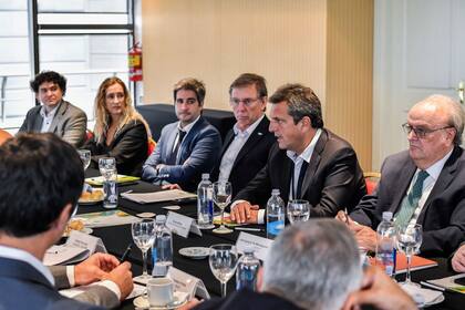El ministro de Economía, Sergio Massa; a su derecha, el secretario de Agricultura, Juan José Bahillo, y a su izquierda, José Ignacio De Mendiguren, secretario de Industria y Desarrollo Productivo