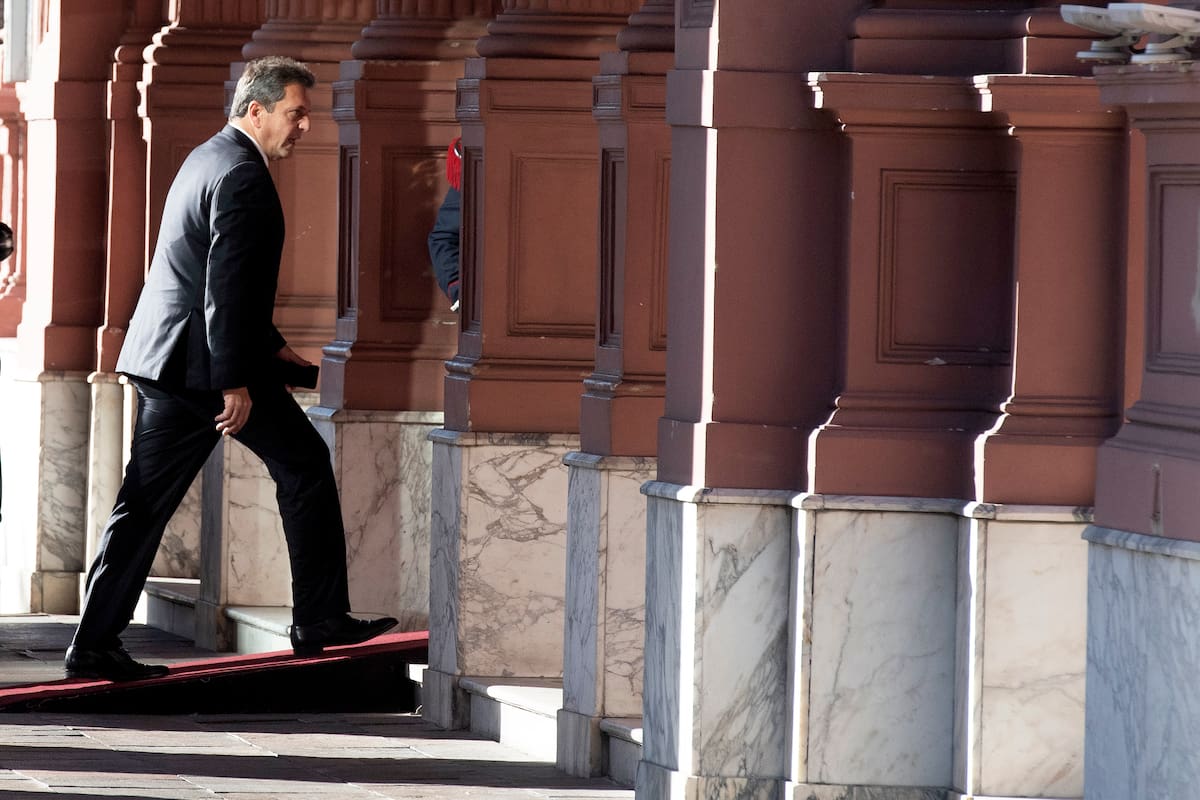 El ministro de Economía, Sergio Massa, al ingresar a la Casa Rosada; el candidato ya piensa en un eventual gabinete en caso de ganar el balotaje