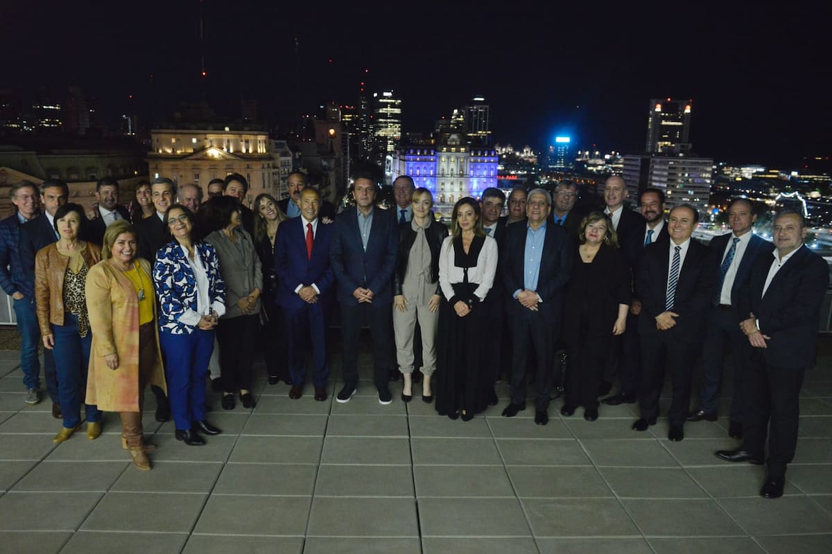 El ministro de Economía, Sergio Massa, anoche con senadores del Frente de Todos; detrás, el Centro Cultural Kirchner