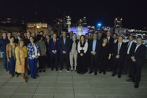 El ministro de Economía, Sergio Massa, anoche con senadores del Frente de Todos; detrás, el Centro Cultural Kirchner