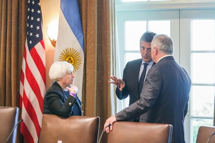El ministro de Economía, Sergio Massa, bajo la mirada atenta de Janet Yellen, secretaria del Tesoro de EE.UU.