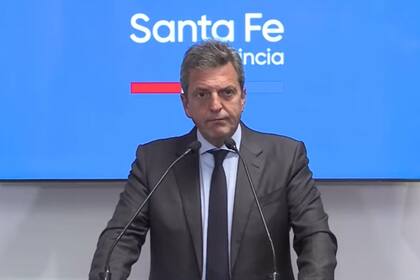 El ministro de Economía, Sergio Massa, brindó una conferencia de prensa al llegar a Santa Fe. Se reunirá con la cadena láctea