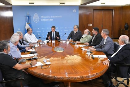 El ministro de Economía, Sergio Massa, con integrantes de la CGT y de los movimientos sociales oficialistas