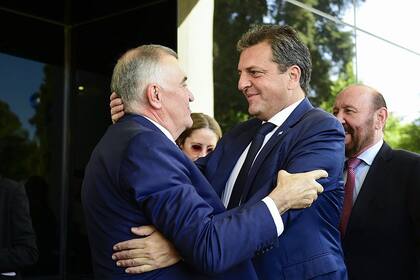 El ministro de Economía, Sergio Massa, con el gobernador riojano, Osvaldo Jaldo