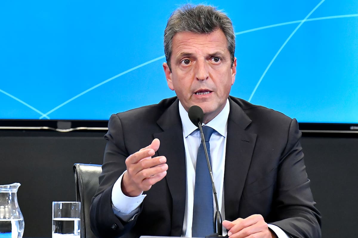 El ministro de Economía, Sergio Massa, durante el anuncio en Hacienda de la recompra de deuda en dólares