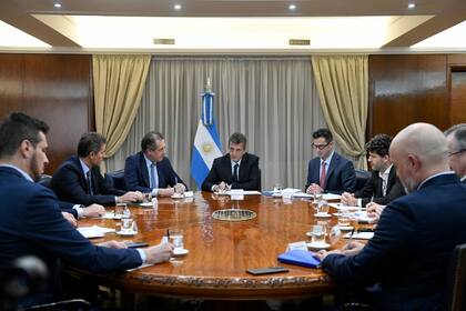 El ministro de Economía, Sergio Massa, el presidente del Banco Central, Miguel Pesce, y el secretario de Comercio, Matías Tombolini, se reunieron con autoridades de empresas de consumo masivo