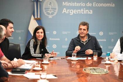 El ministro de Economía, Sergio Massa, este sábado en una reunión con funcionarios como Fernanda Raverta (Anses)