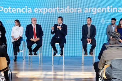 El ministro de Economía, Sergio Massa, junto a empresarios pymes en el CCK, durante un acto de campaña