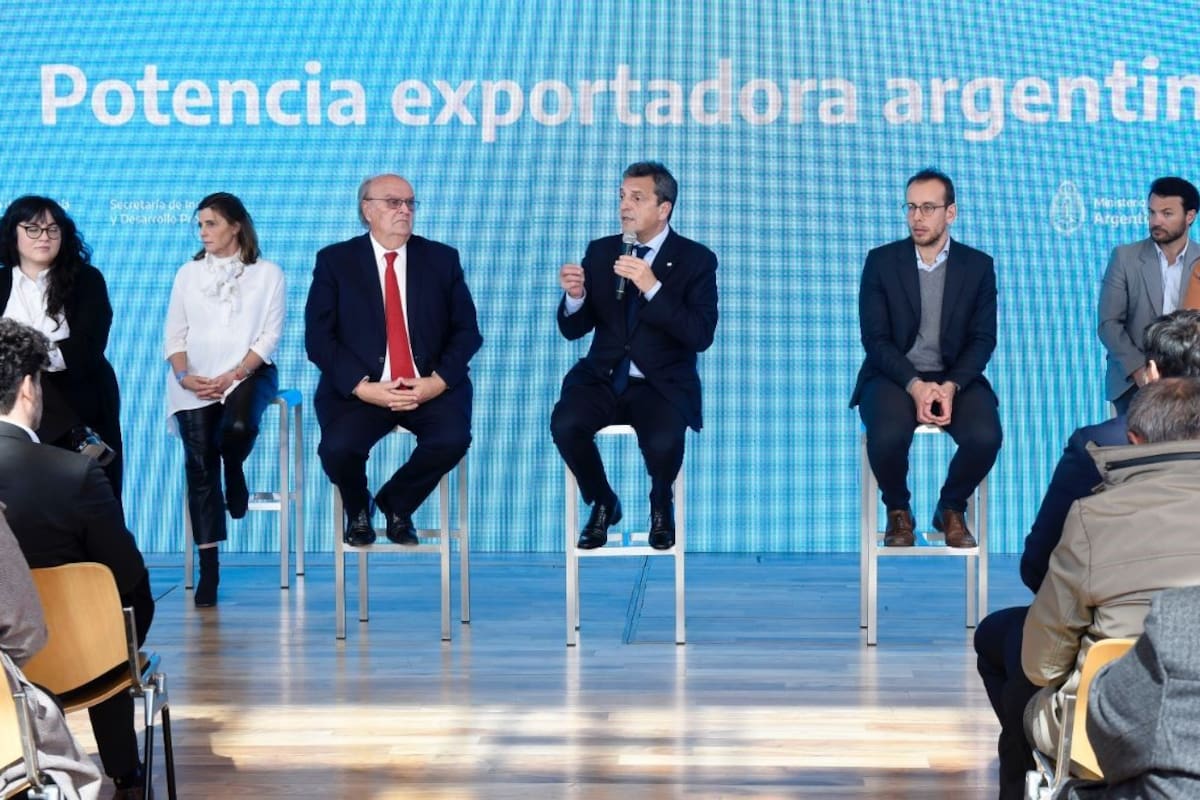 El ministro de Economía, Sergio Massa, junto a empresarios pymes en el CCK, durante un acto de campaña