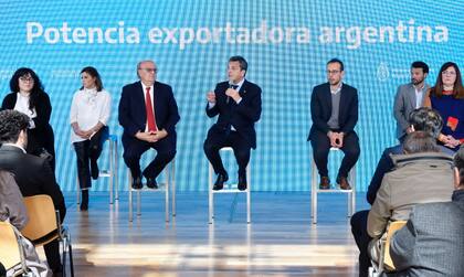 El ministro de Economía, Sergio Massa, junto a empresarios pyme en el CCK.