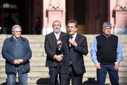 El ministro de Economía, Sergio Massa, junto a los cegetistas Carlos Acuña, Héctor Daer y Pablo Moyano