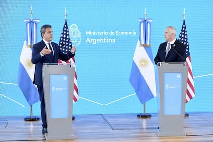 El ministro de Economía, Sergio Massa, junto al embajador de los Estados Unidos, Marc Stanley, firmaron un acuerdo de intercambio de información en materia tributaria que permitirá tener acceso a los movimientos de las cuentas de argentinos en ese país.