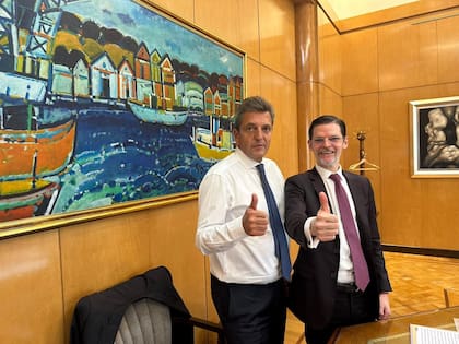 El ministro de Economía, Sergio Massa, junto al embajador en China, Sabino Vaca Narvaja.