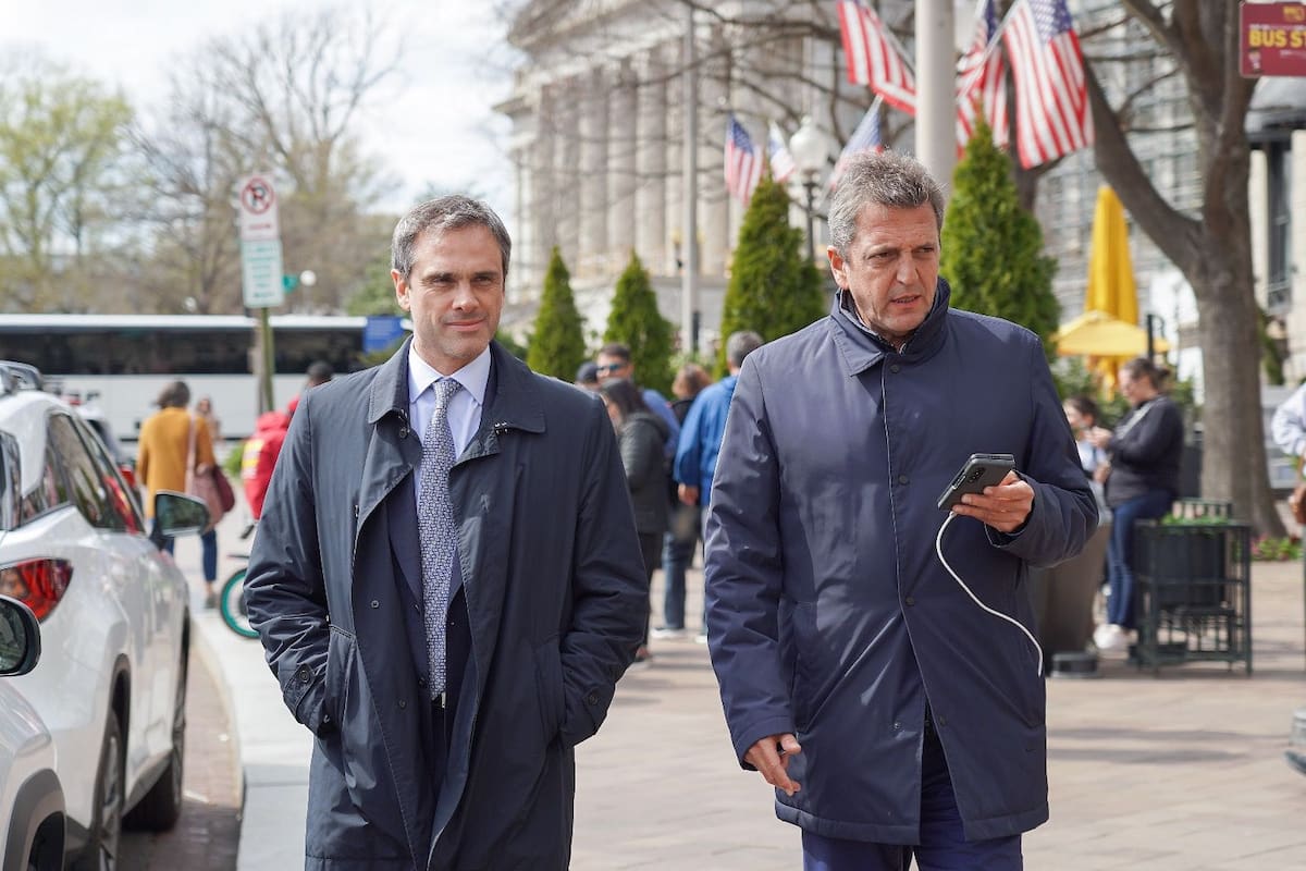 El ministro de Economía, Sergio Massa, junto al director de la Aduana, Guillermo Michel, en Washington