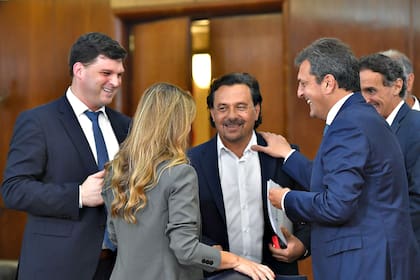 El ministro de Economía, Sergio Massa, saluda al gobernador reelecto de Salta, Gustavo Sáenz