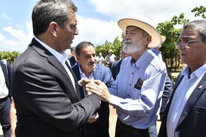 El ministro de Economía, Sergio Massa, visitó la provincia de La Rioja, donde hizo anuncios para el sector de la vitivinicultura