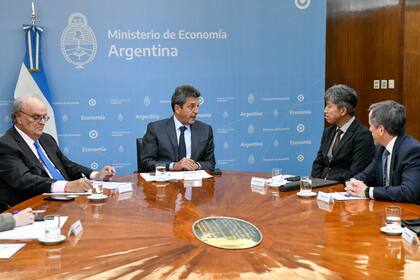 El ministro de Economía Sergio Massa y el secretario de Industria José Ignacio de Mendiguren recibieron al CEO de Toyota Latinoamérica y Caribe, Masahiro Inoue, y al presidente de Toyota Argentina, Gustavo Salinas