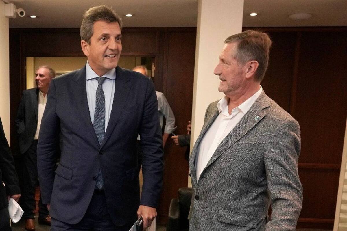 El ministro de Economía, Sergio Massa, y el presidente de Coninagro, Elbio Laucirica, anoche en la sede de la entidad ruralista