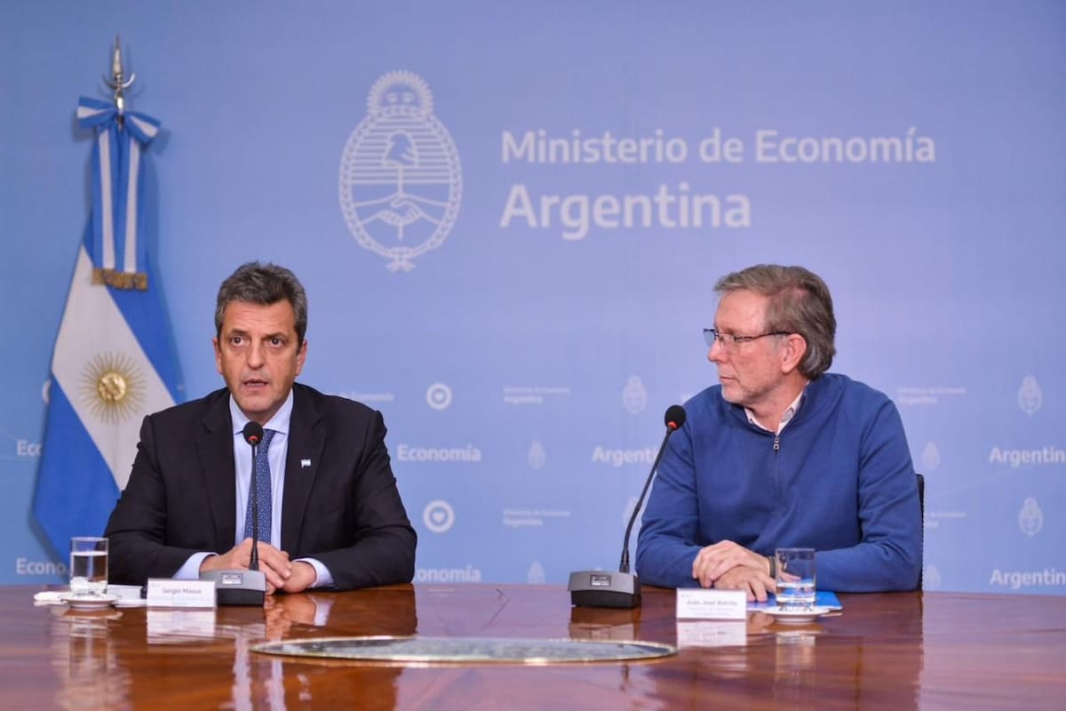 El ministro de Economía, Sergio Massa, y el secretario de Agricultura, Juan José Bahillo, durante la presentación de la baja de las economías regionales