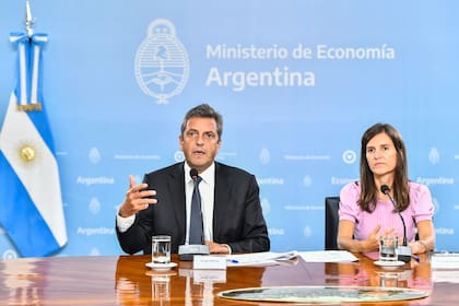 El ministro de Economía, Sergio Massa, y la directora ejecutiva de la Anses, Fernanda Raverta, durante el anuncio hecho hoy