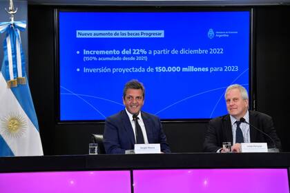 El ministro de Economía, Sergio Massa, y su de Educación, Jaime Perczyk, ayer, en una conferencia de prensa