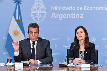 El ministro de Economía y candidato a presidente, Sergio Massa, y la directora ejecutiva de la Anses, Fernanda Raverta en el anuncio del pago para personas sin ingresos registrados
