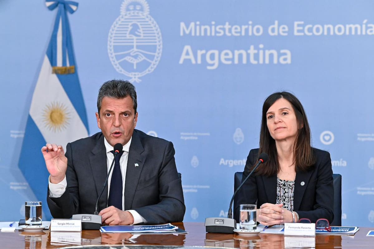 El ministro de Economía y candidato a presidente, Sergio Massa, y la directora ejecutiva de la Anses, Fernanda Raverta en el anuncio del pago para personas sin ingresos registrados