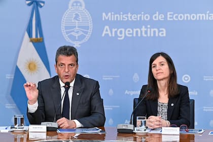 El ministro de Economía y candidato a presidente, Sergio Massa, y la directora ejecutiva de la Anses, Fernanda Raverta en el anuncio del pago para personas sin ingresos registrados