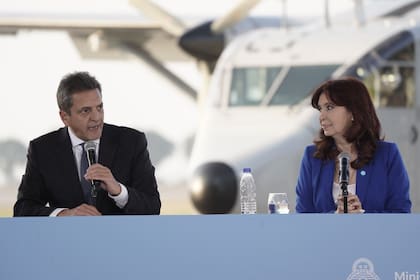 El ministro de Economía y candidato a presidente Sergio Massa junto a la vicepresidenta Cristina Kirchner