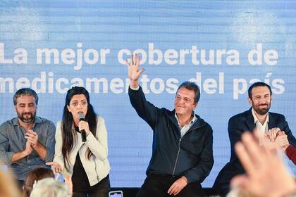 El ministro de Economía y candidato a presidente de Unión por la Patria (UP), Sergio Massa, junto a Luana Volnovich y Damián Selci
