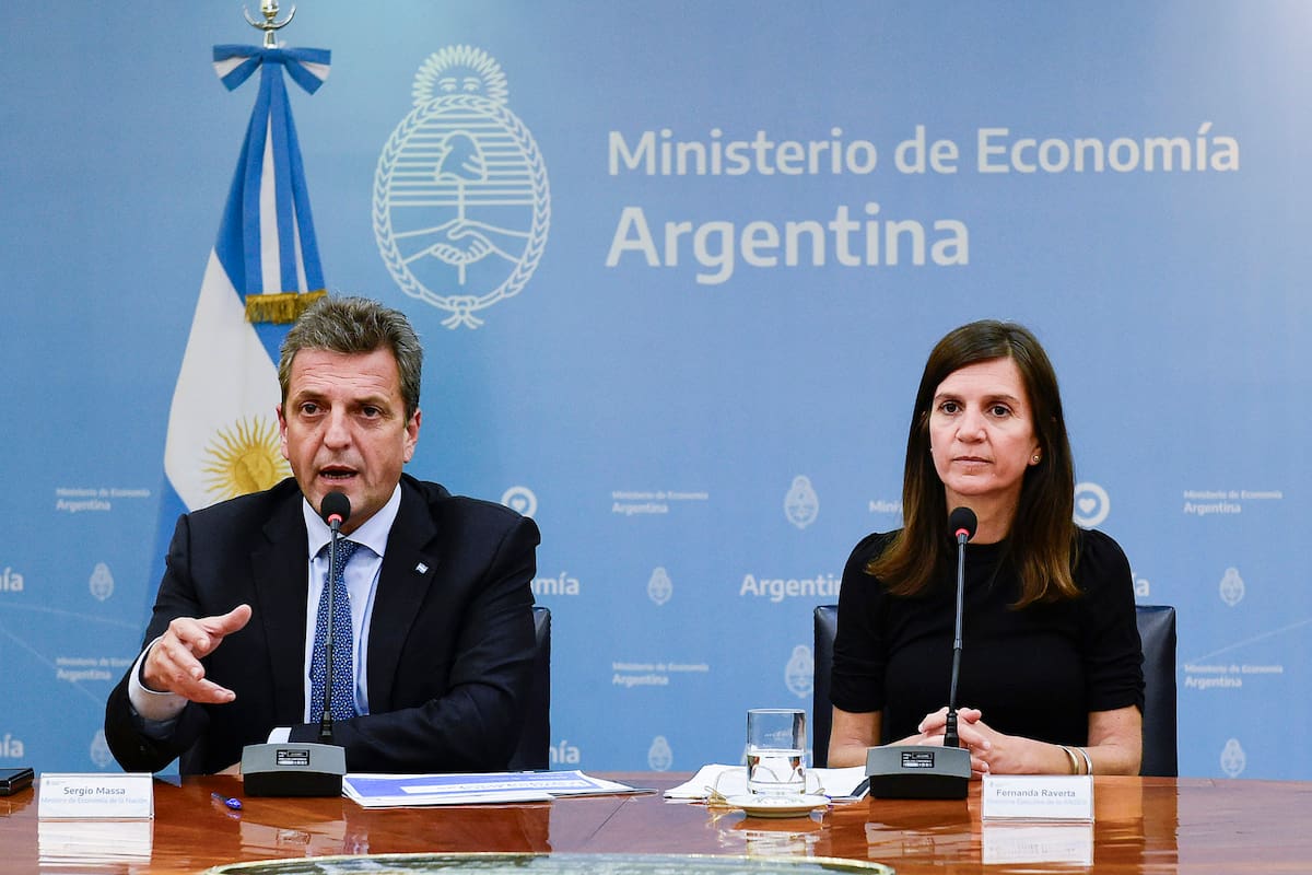 El ministro de Economía y candidato presidencial de Unión por la Patria, Sergio Massa, y la directora ejecutiva de la Administración Nacional de la Seguridad Social (Anses), Fernanda Raverta, anunciaron hoy un aumento de hasta el 150% en el monto de los créditos que ofrece el organismo.